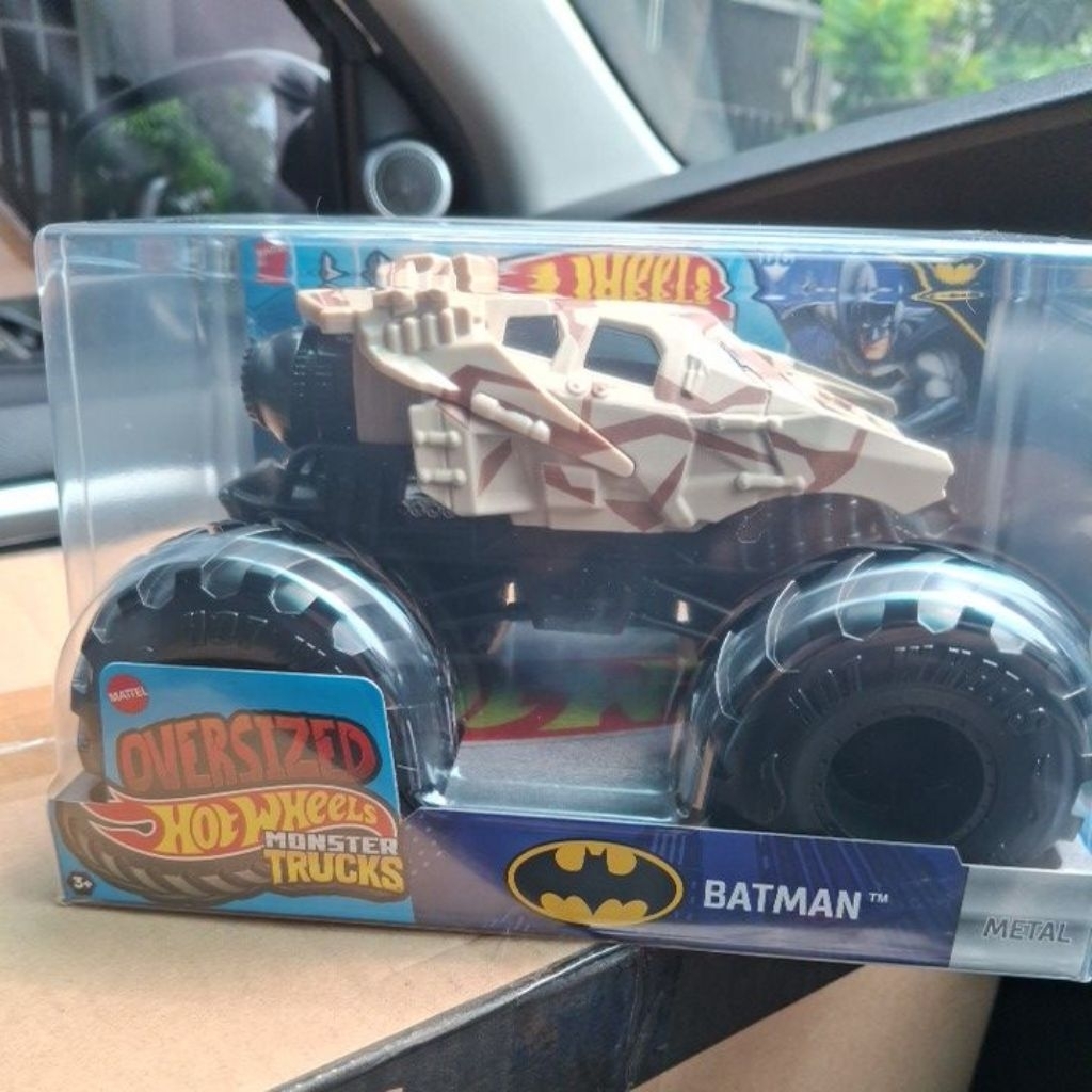 batman monster trucks hotwheels skala 24