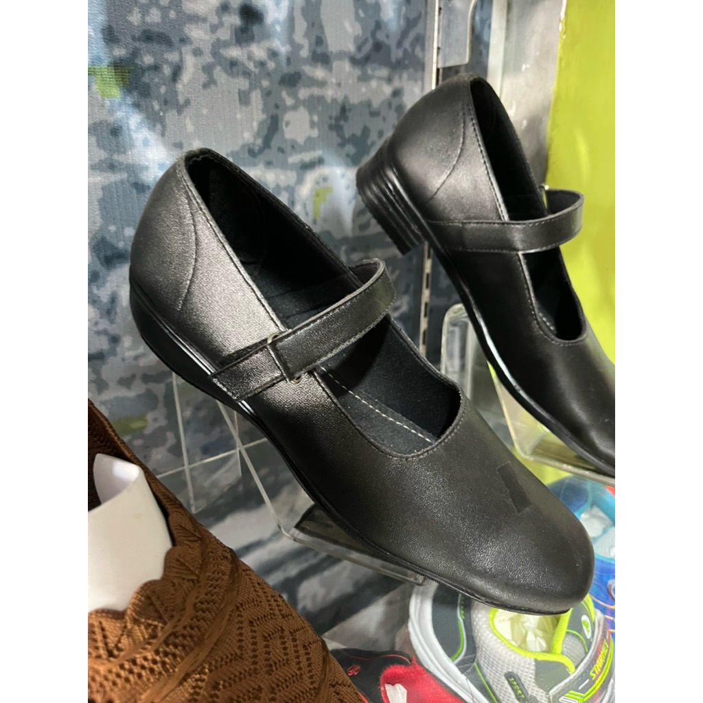 Sepatu pantofel wanita tanpa hak