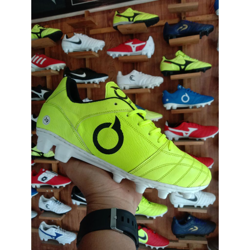 sepatu bola kulit asli