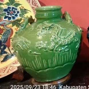 vas gentong guci keramik hijau celadon naga timbul