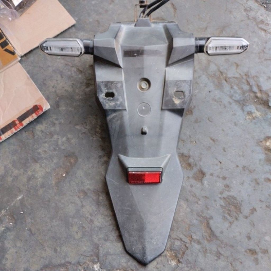 spakbor belakang set lampu sen CB150R LED original