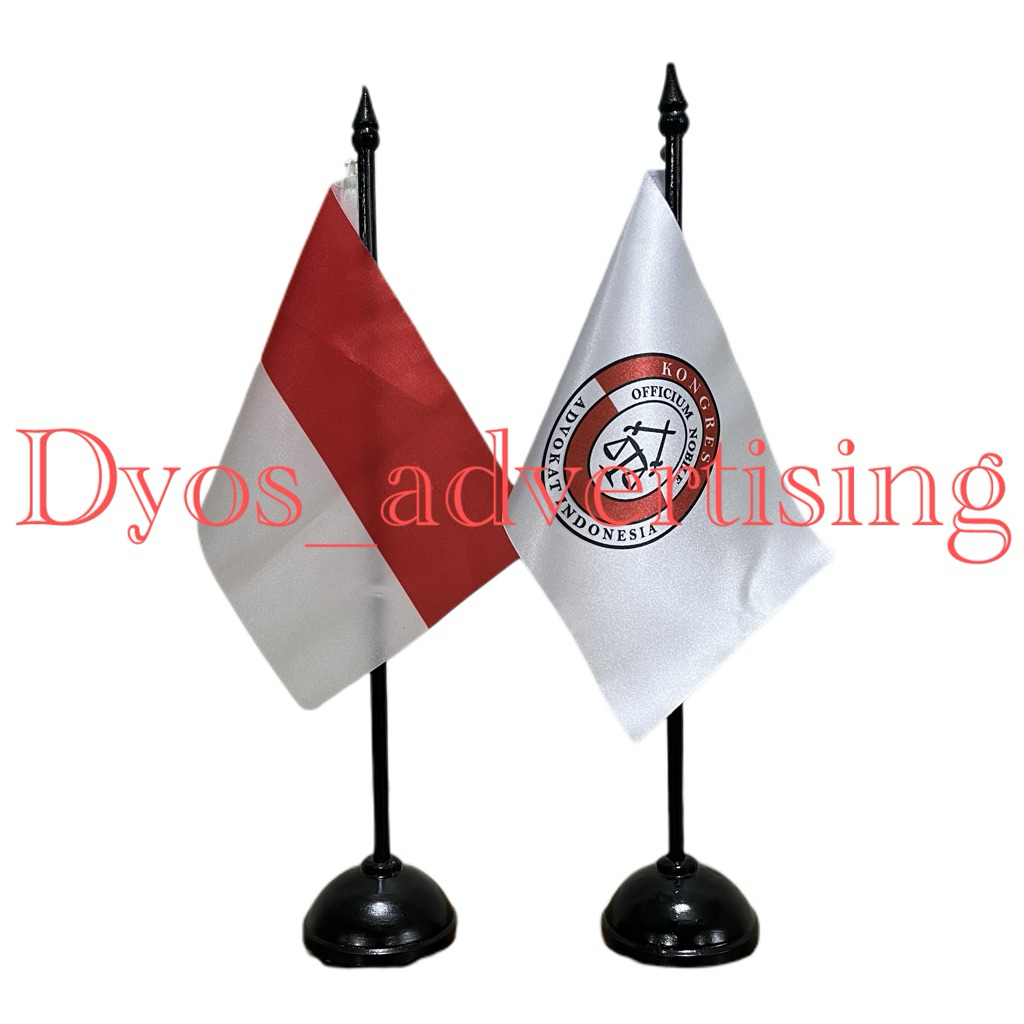 Bendera KAI dan tiang kayu meja