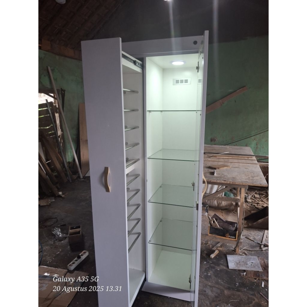 lemari hijab dan tas rak kaca