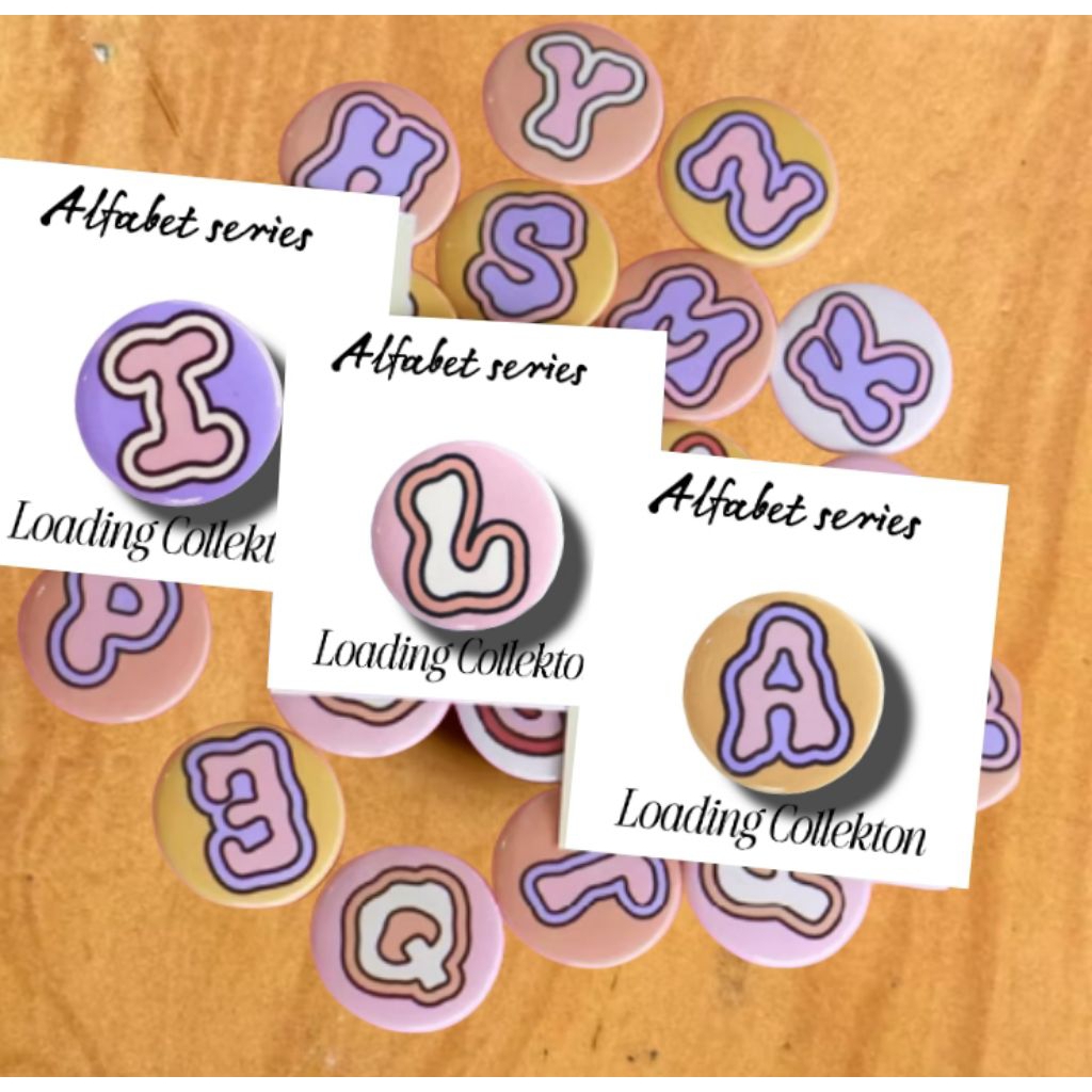 Pin inisial/Alfabet hurup lucu Pin karakter Abjad kepop Akcecoris fasion Juaranya pin