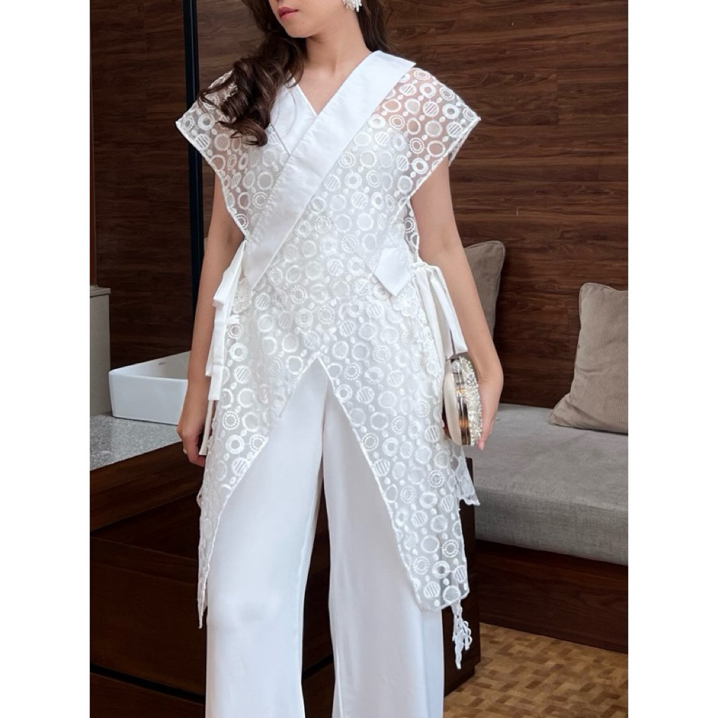Outer Brokat Wanita Modern – Tunik Panjang Putih Model Asimetris dengan Ikat Samping – Atasan Elegan