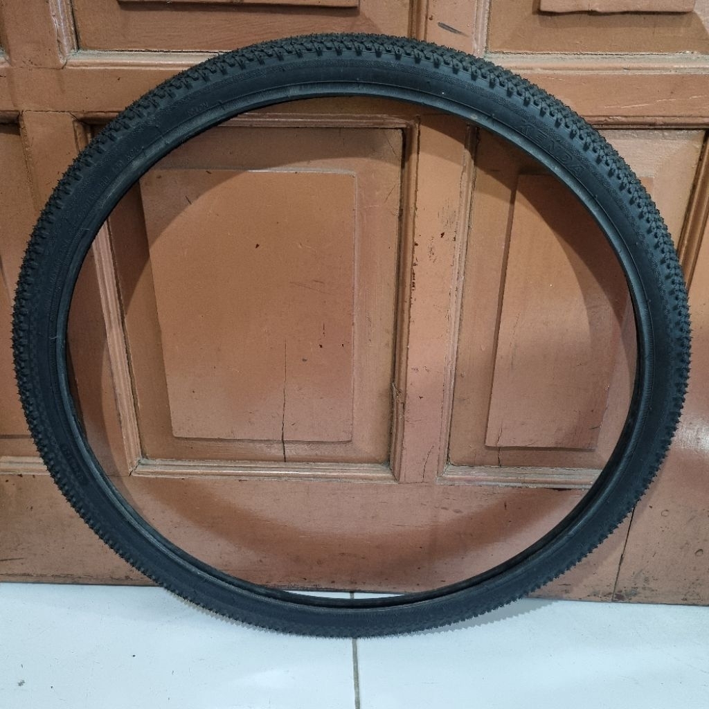 ban luar seli 20 x 1⅜ hitam kembang halus