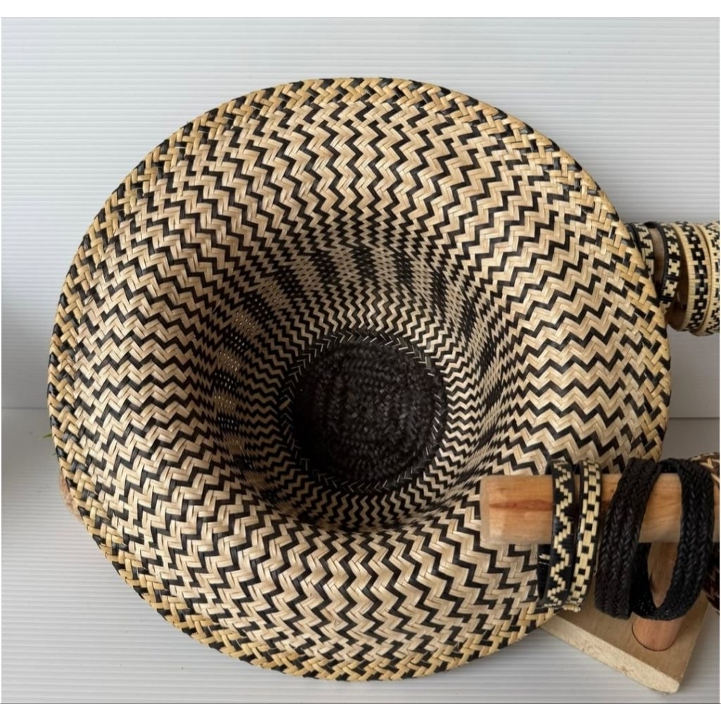 Topi anyaman rotan motif