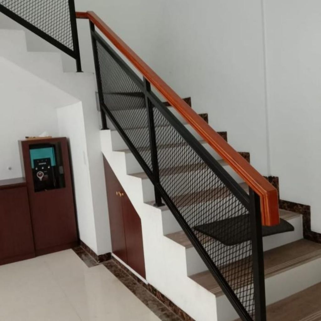 ralling tangga minimalis pegangan kayu jati