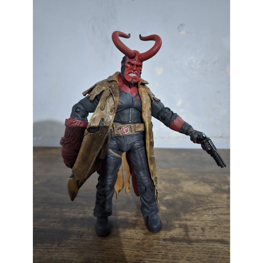 Action Figure Hellboy tanduk mezco