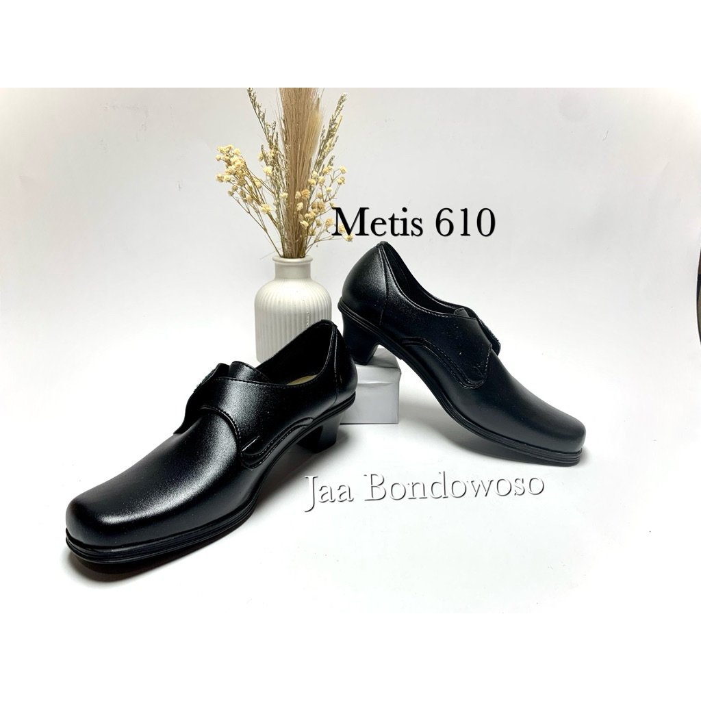 Vavali Sepatu Pantofel Hitam untuk Pelajar Wanita Varian Metis 610 dengan Desain Elegan dan Nyaman S