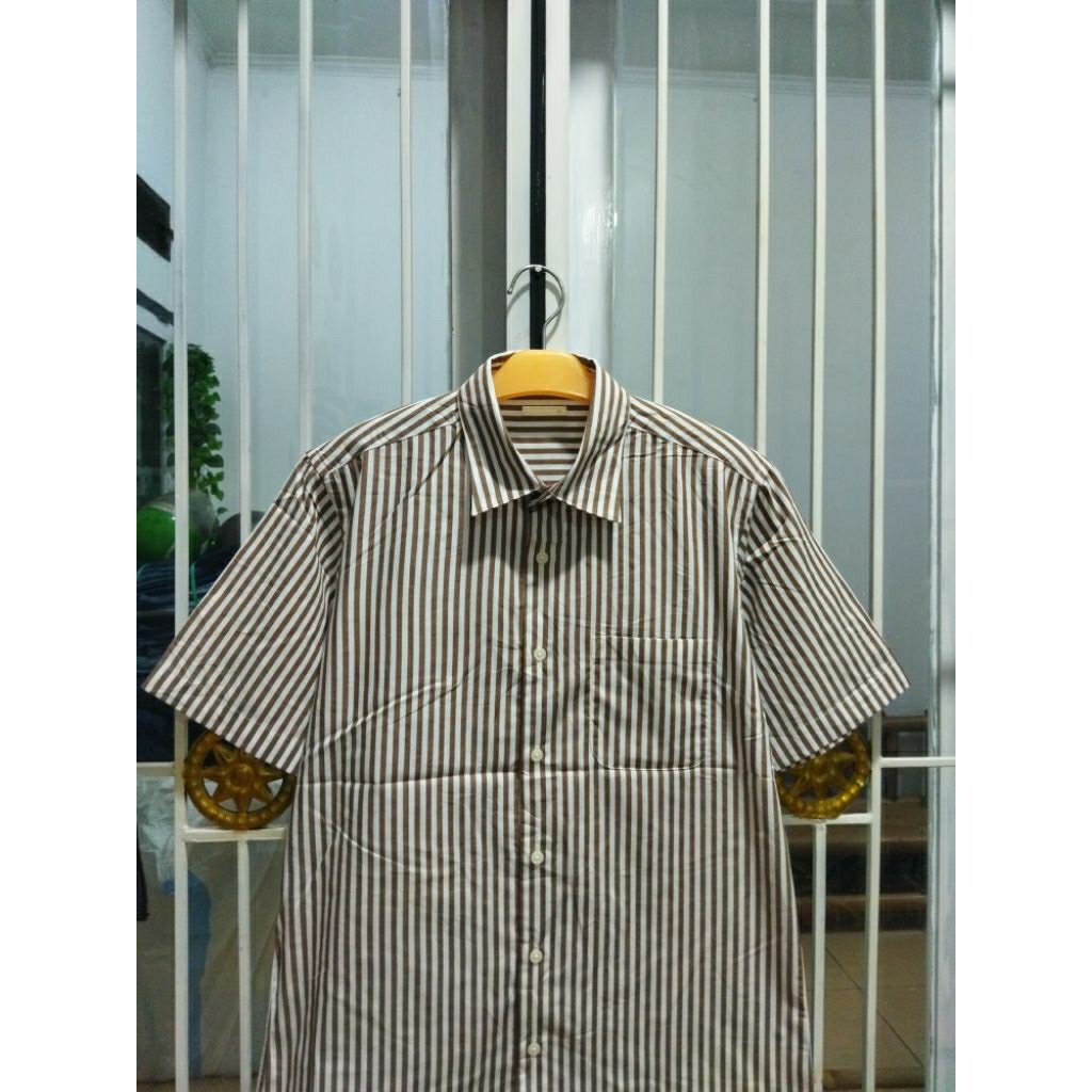 kemeja gu Uniqlo garis-garis lengan pendek pria M