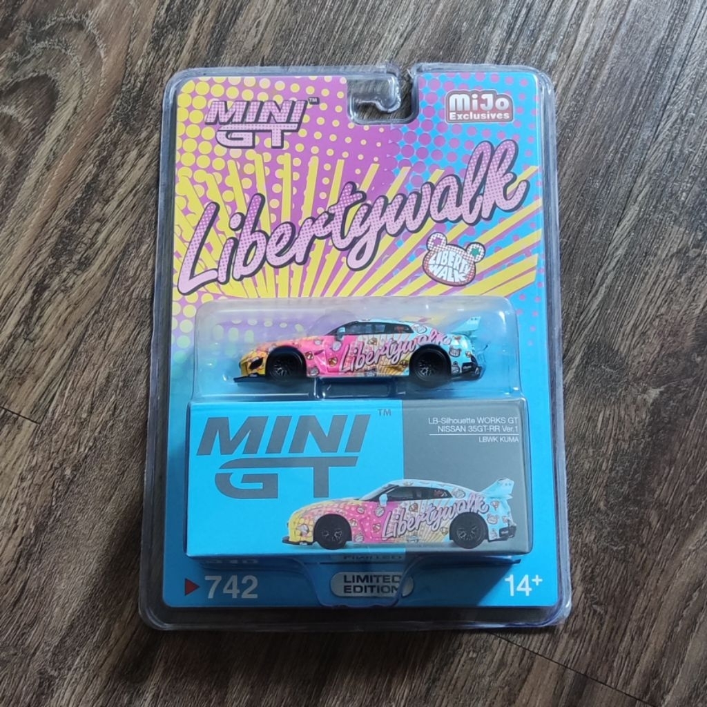 Mini GT 742 LBWK Nissan 35GT KUMA