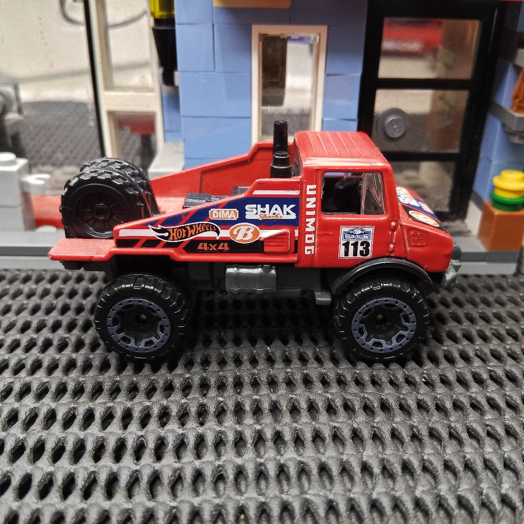 HOT WHEELS LOOSE MERCEDES BENZ UNIMOG 1300 MERAH