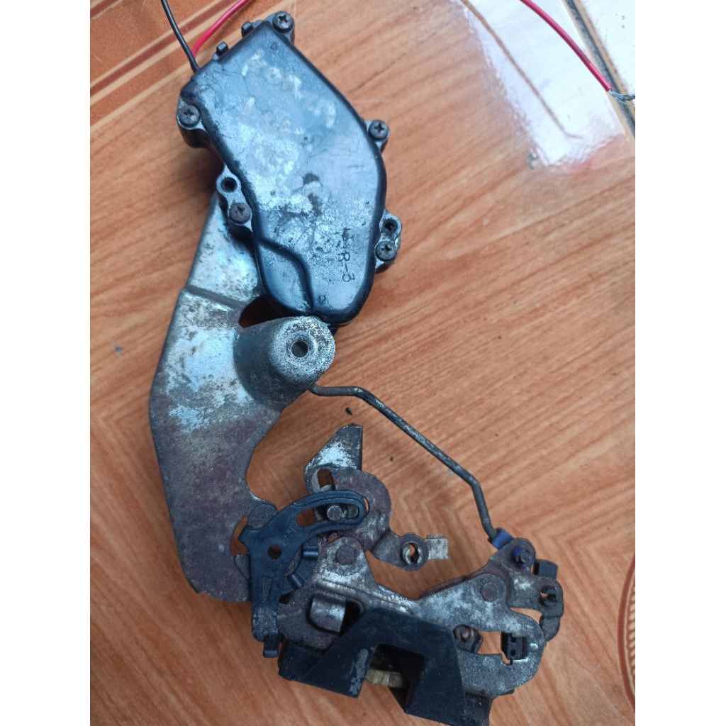 Doorlock (Kanan) Belakang Suzuki Esteem 1.3