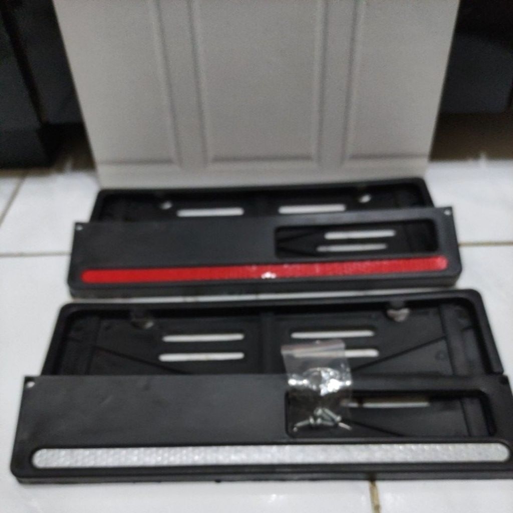COVER PLAT NOMOR MOTOR REFLEKTIF MERAH PUTIH