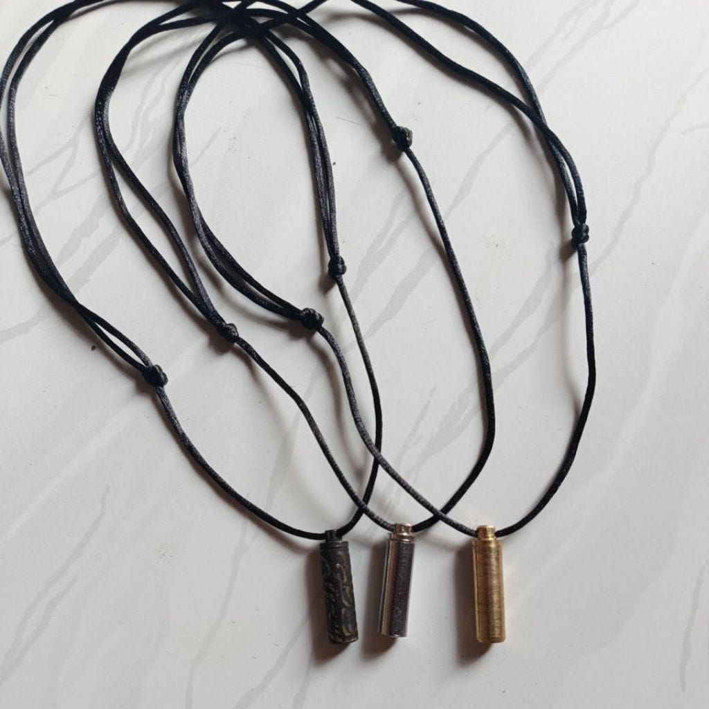 Kalung Liontin Tabung Bisa Buka Tutup Titanium dan Kuningan