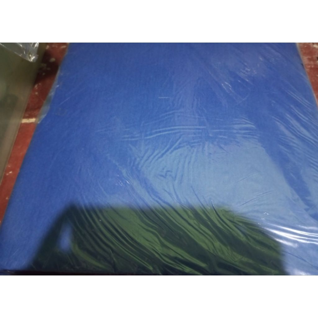 kertas layangan bahan tisu warna biru jumlah kertas 100lembar bisa untuk 100 layangan