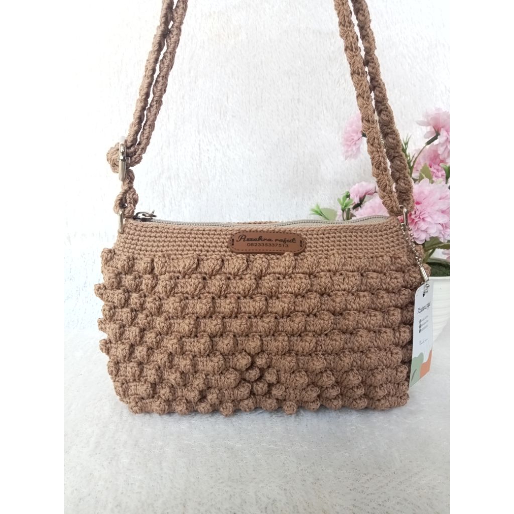 Tas selempang rajut motif popcorn Tas rajut simple elegan