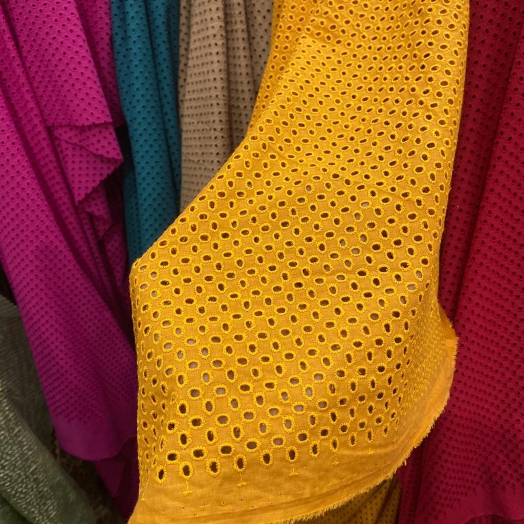 bahan bordir meteran - harga/0,5m  - kain  bordir bunga timbul - kain catton bordir premium - bahan 