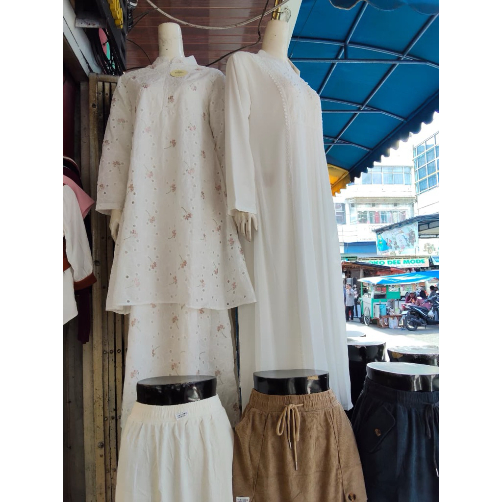 Gamis Putih Polos & Setelan Brokat Bunga | Busana Muslimah Elegan