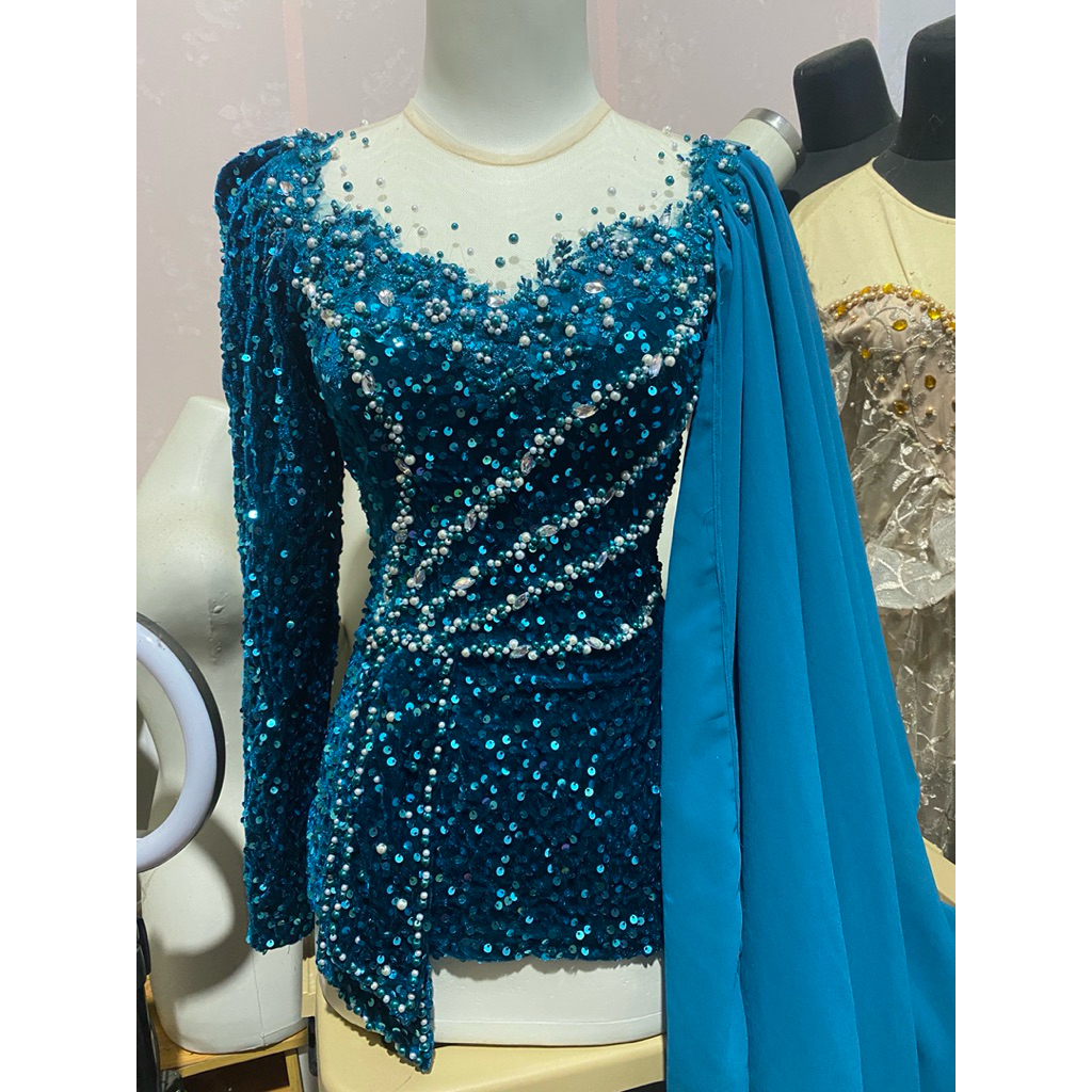 Kebaya bludru squin hiasan pita pinggang dan selendang.