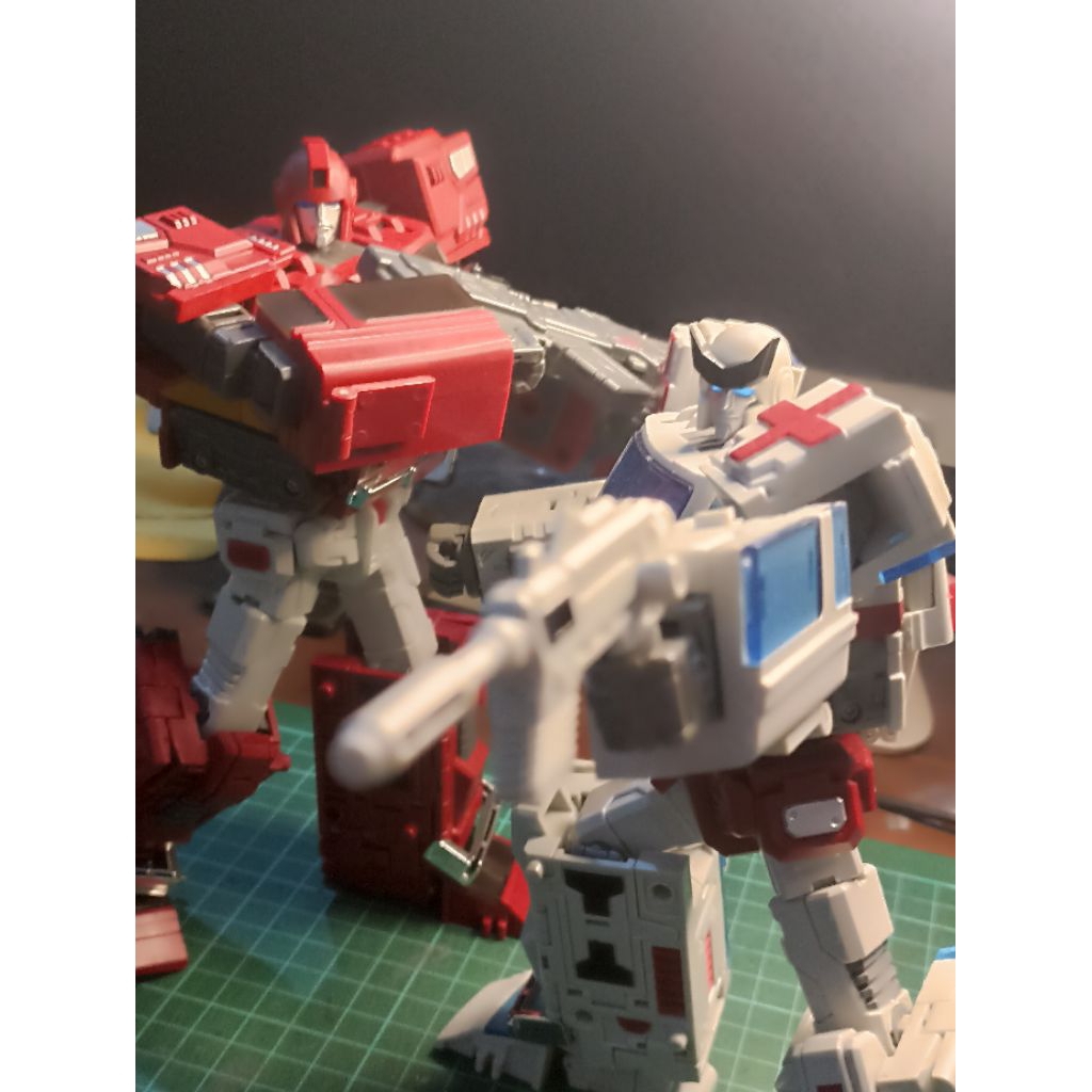 IRONHIDE / RATCHET SET Transformers G1 STYLE  Aka Ironwill/ Medic TFC Toys