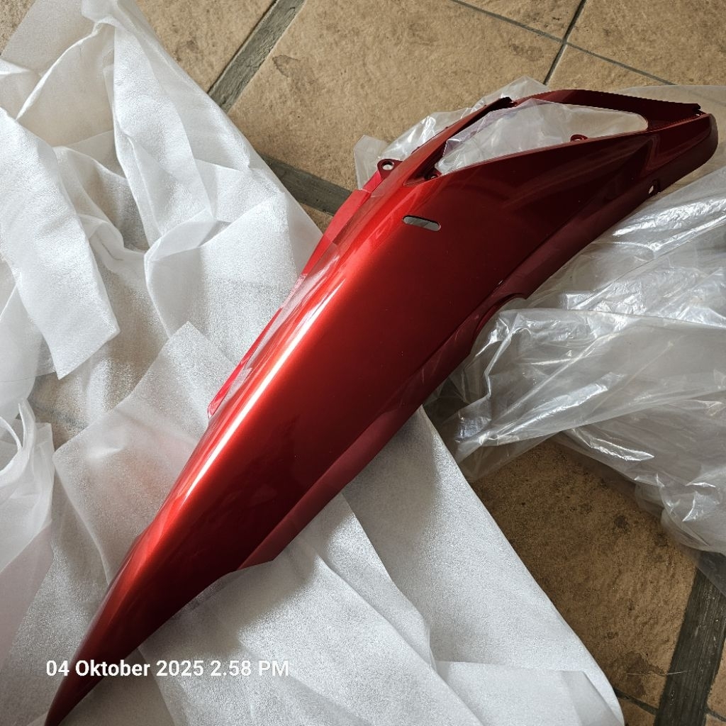 Cover body Supra X125 new merah maron kanan. 64410-KVL-N20CSR