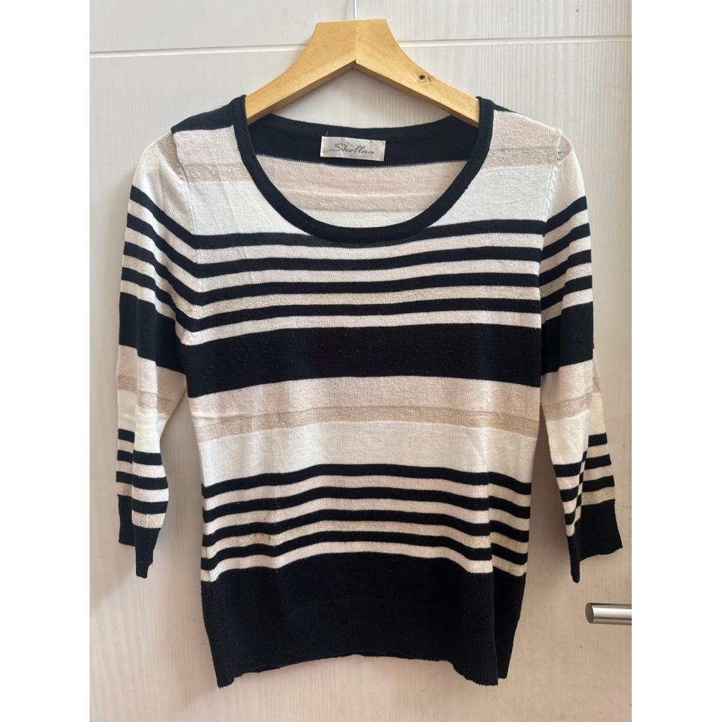 Sweater garis garis hitam cream putih. 202