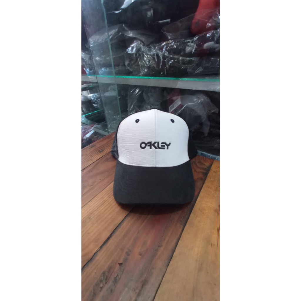Topi Oakley Yupoong