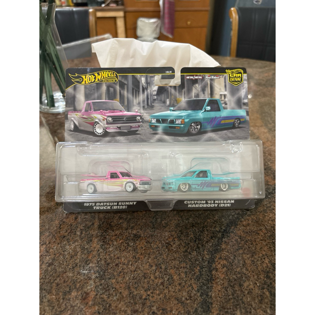 Hot wheels Twin pack premium 1975 DATSUN SUNNY TRUCK & CUSTOM 93 NISSAN HARDBODY