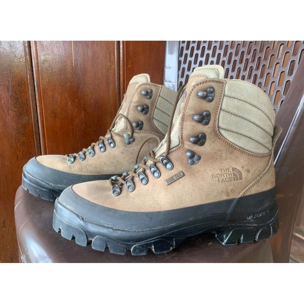 Sepatu gunung the north face