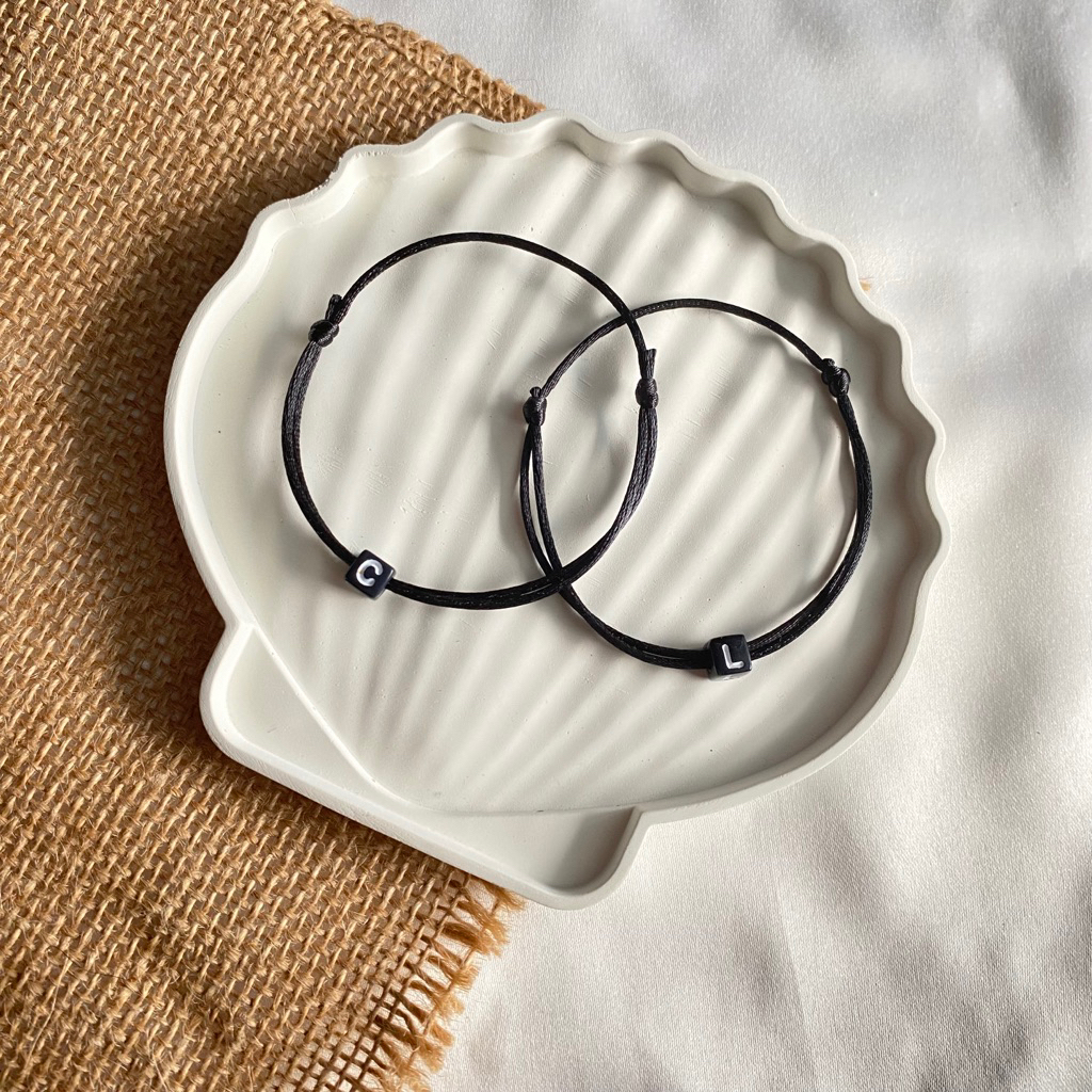 Gelang Inisial A - Z Kotak Hitam Tali Satin / Gelang Inisial Huruf Kotak Hitam