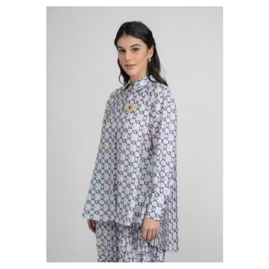 READY SIAP KIRIM CALYA SHIRT MONOGRAM PLEATED ROSETTE CANDYFLOS WEARING KLAMBY SABLE PAVEMENT BLACK 