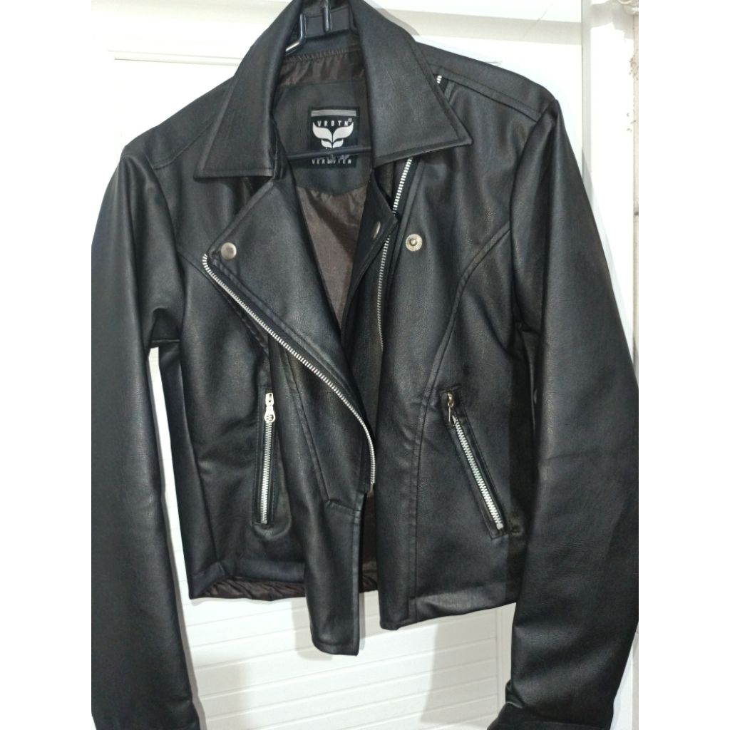 Jaket kulit imitasi