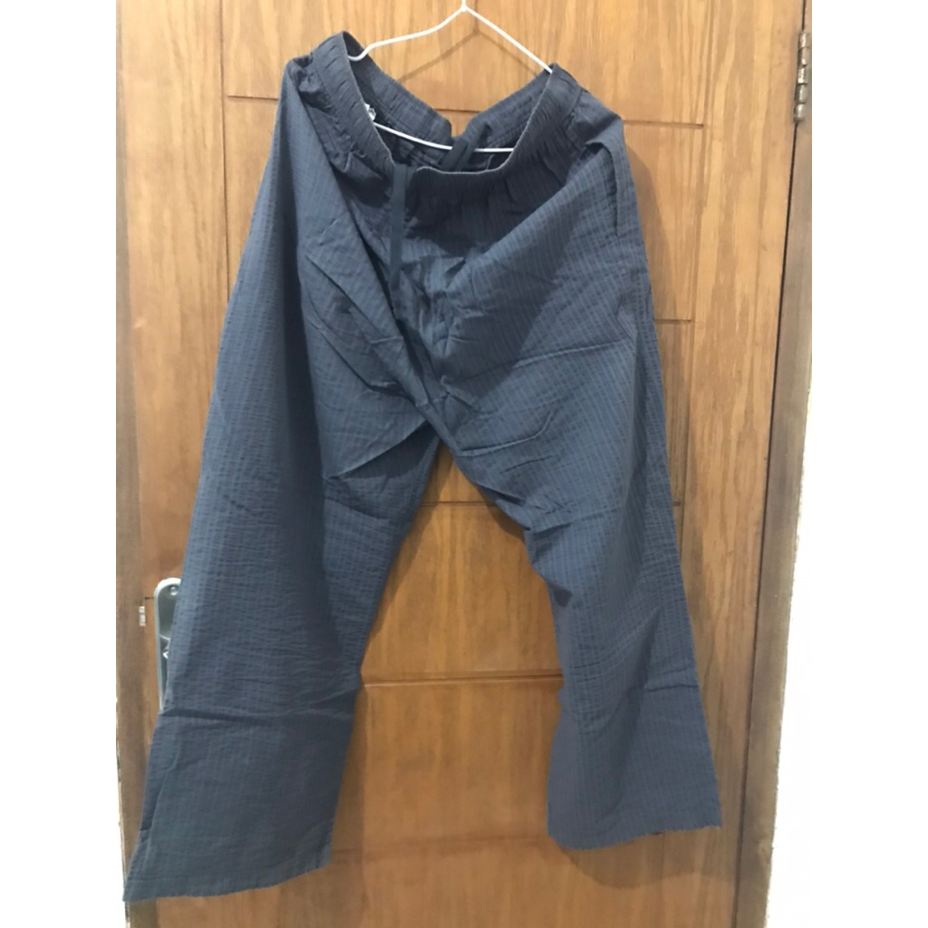 Uniqlo Celana Panjang Wanita Abu-Abu