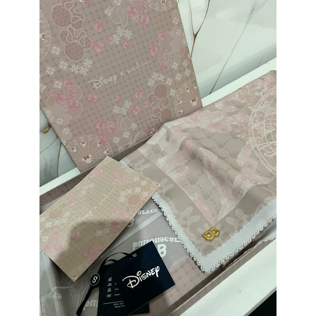 PL Buttonscarves The Dream Park Shawl - Milk Tea VVGC