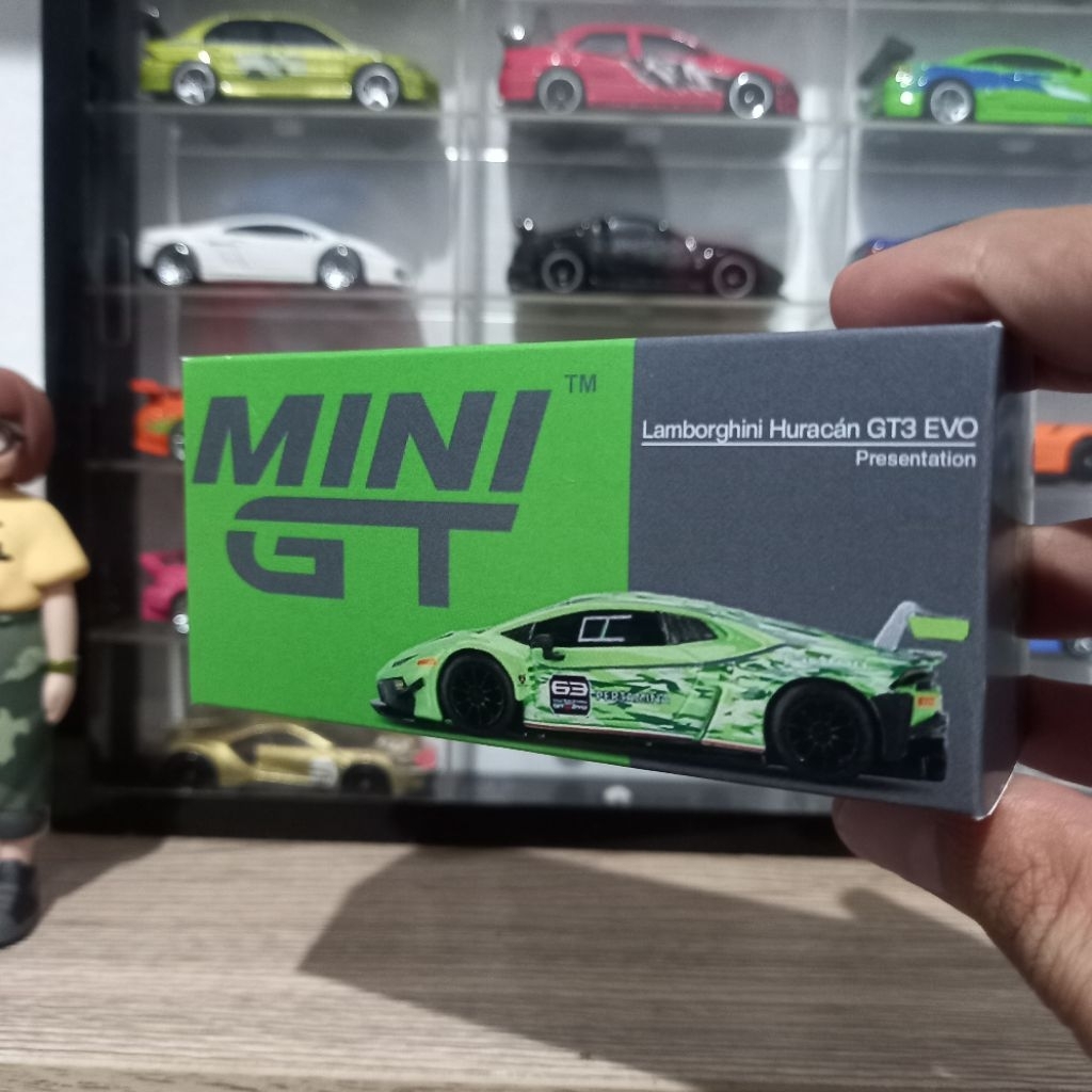 Custom Box #352 Lamborghini Huracan GT3 EVO Presentation MiniGT