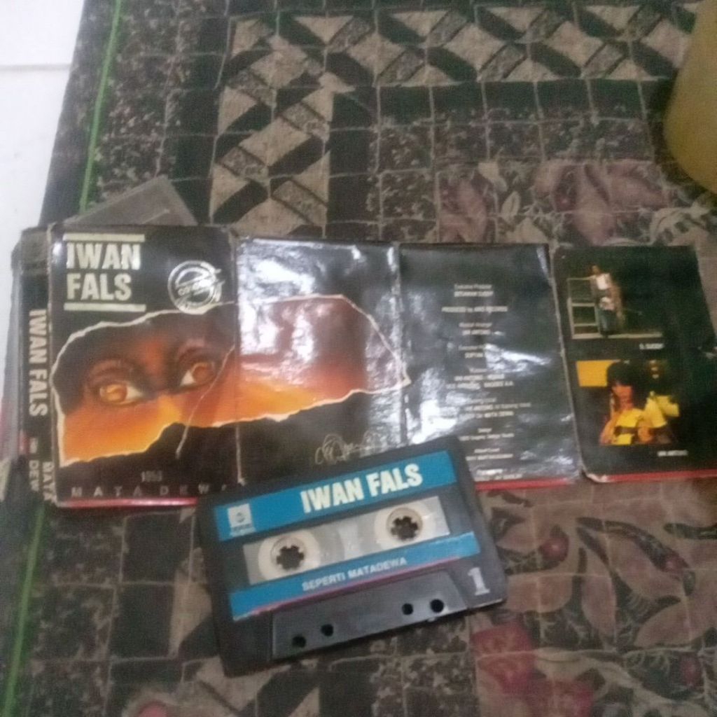 kaset koleksi  iwan fals mata dewa 1989