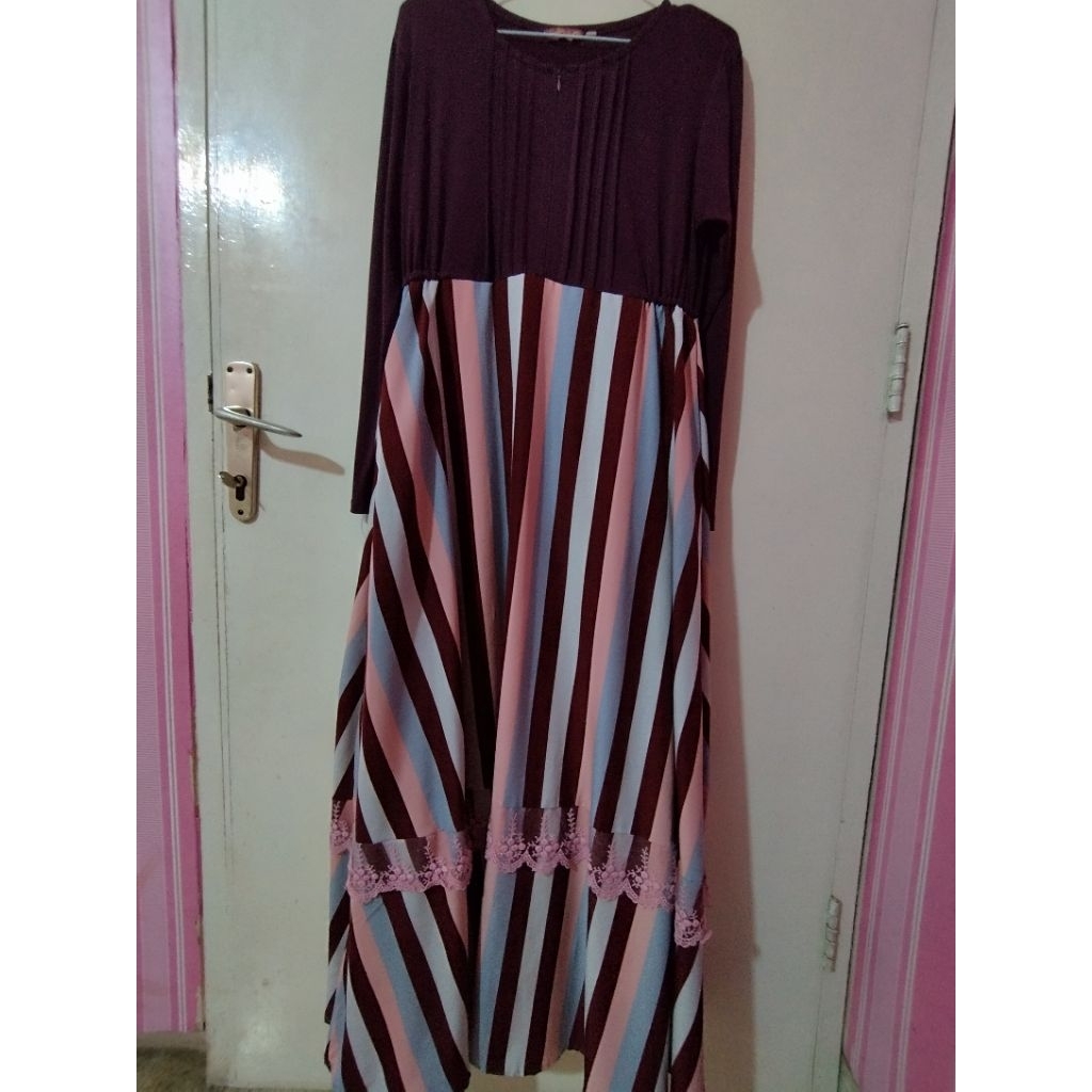 preloved gamis cantik. bahan atsnya kaos adem strechy jd nyaman bgd. bawahnya motif garis renda cant
