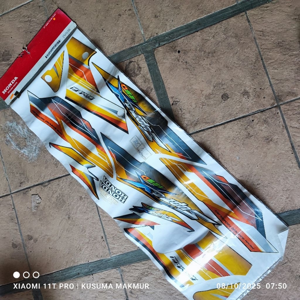 Stripe body supra x125D PGM-Fi hitam orange. 871X0-KTM-781ZS