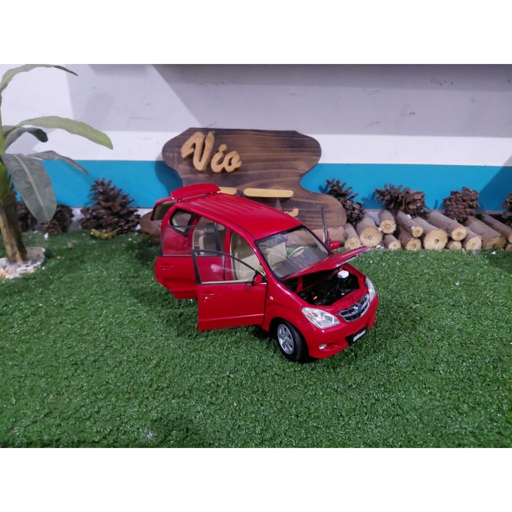 Diecast Miniatur Toyota Avanza merah skala 1:18