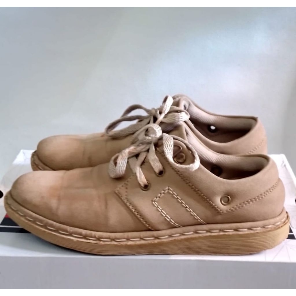 Preloved sepatu Donatello sneakers sepatu kasual wanita size 38 kecil setara 37 / sepatu kerja secon