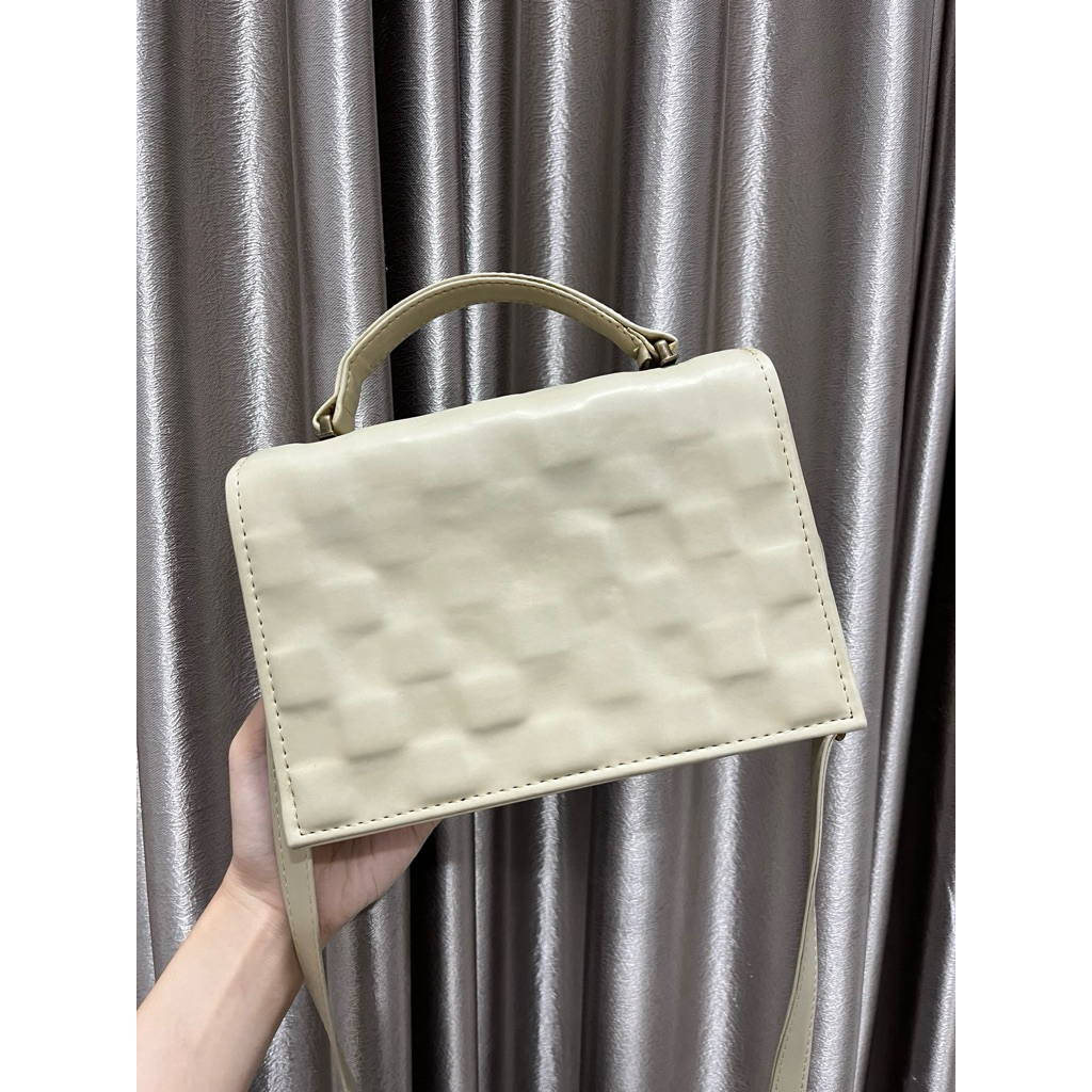 tas selempang kotak cream (brand ramayana/ciplaz)