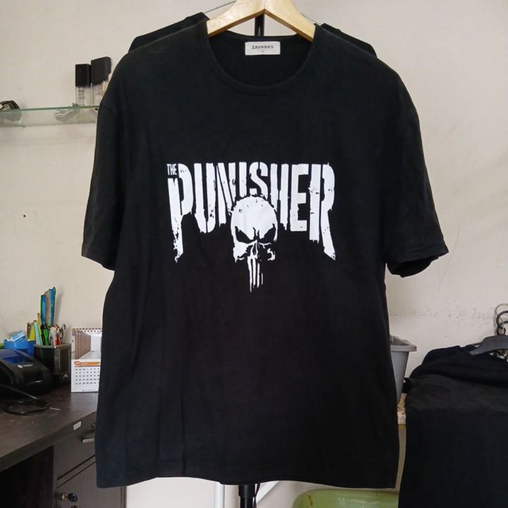 Kaos katun warna hitam pekat kerah kencang ZAVANAS X PUNISHER second Original size L ld 110cm Pjg 70