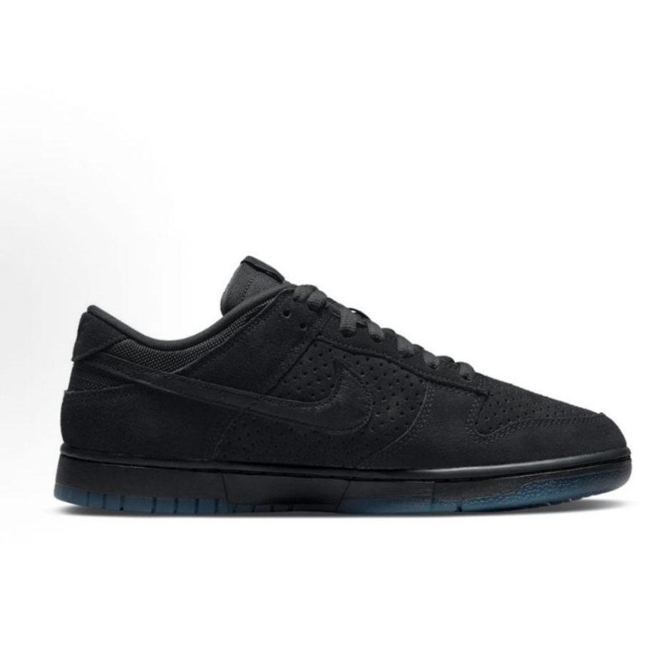 Dunk SB Low SP Undefeated Triple Black