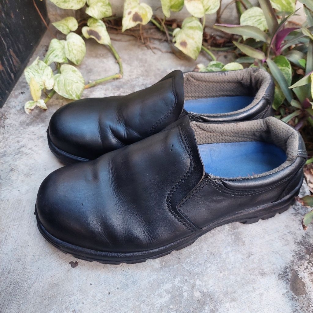 sepatu safety slip on second Kent size 42(27cm)