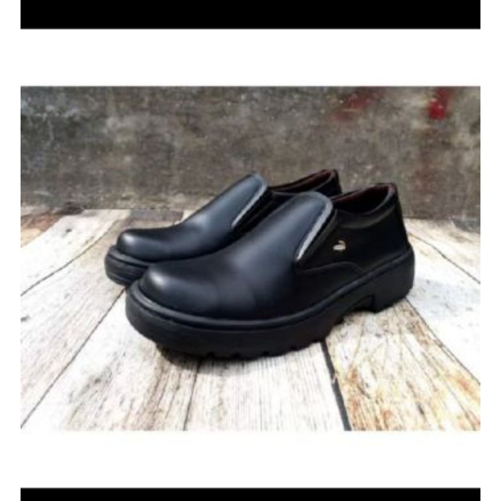 Sepatu Safety Pria Formal Slip On Kulit Hitam