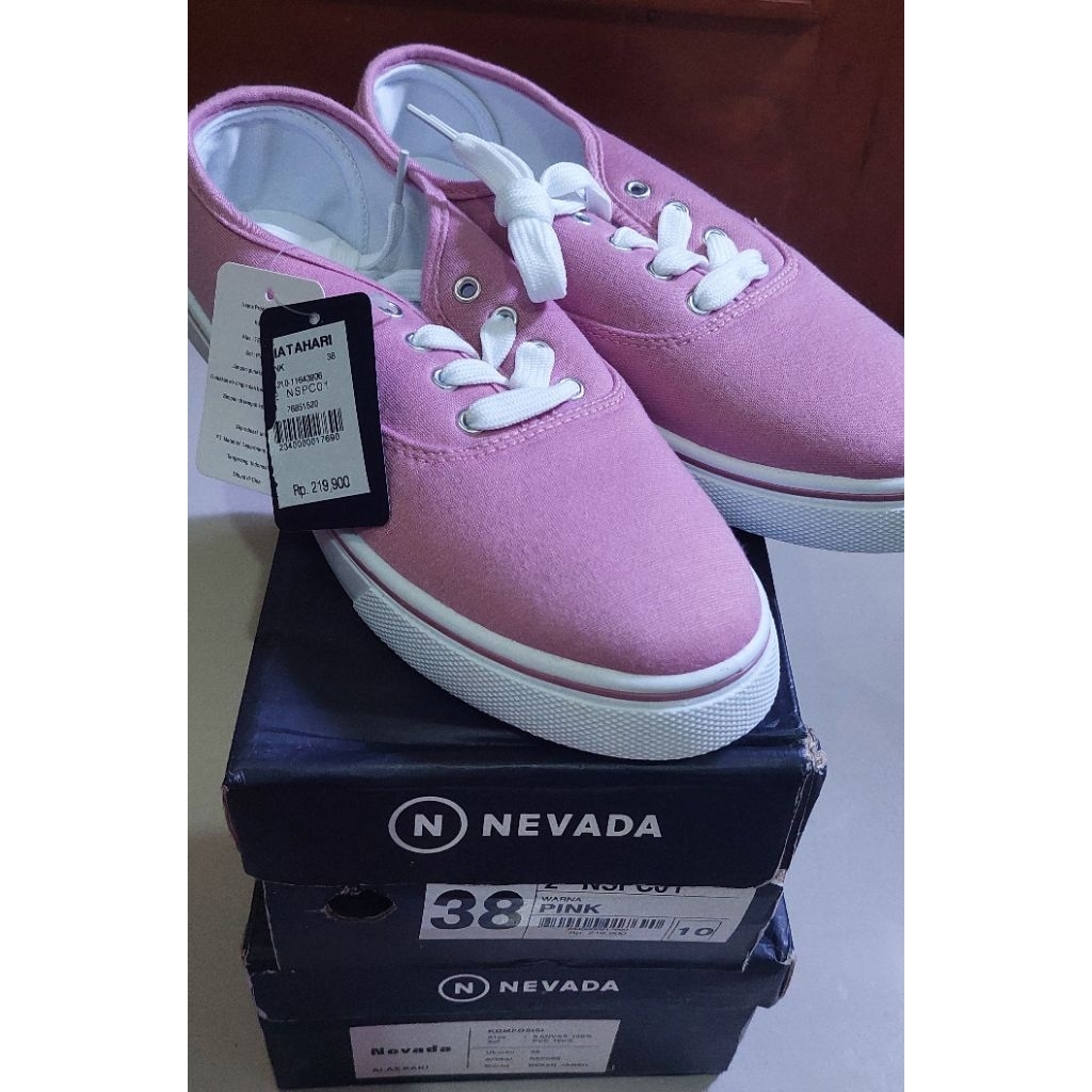 Sepatu kanvas wanita Nevada