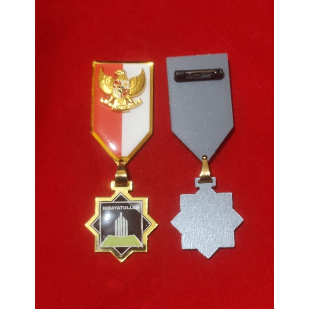 pin Hidayatullah model mendali
