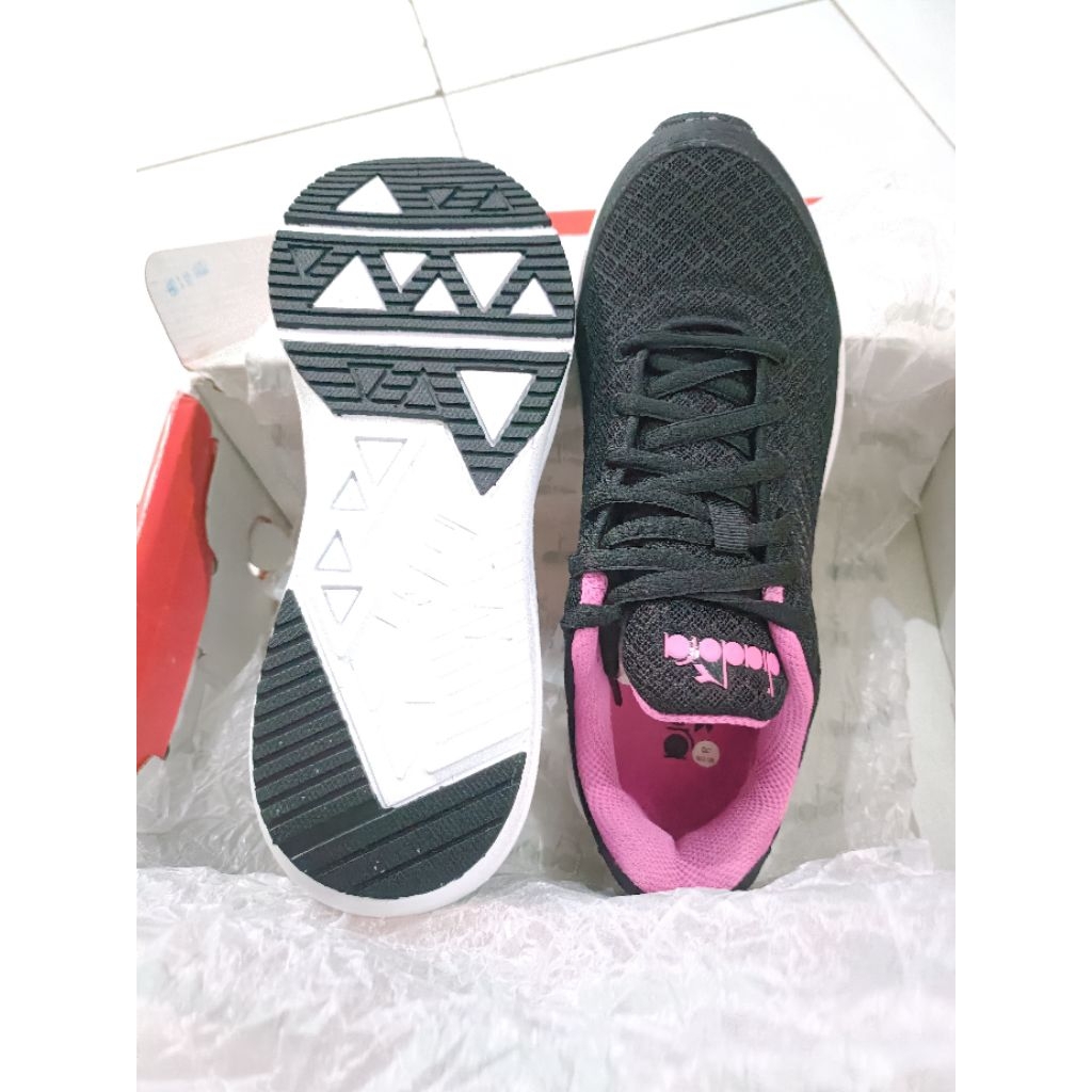 sepatu hitam diadora